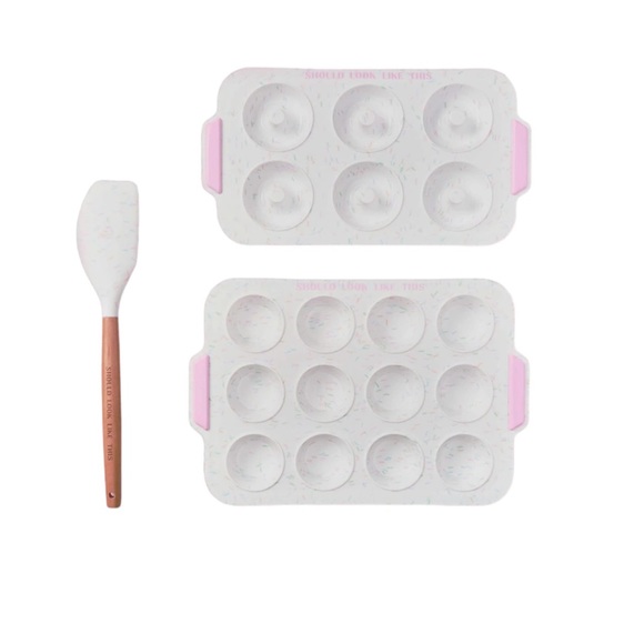 Brand new in box “Should Look Like This” by Dana Hasson- Baking Kit Set - Picture 4 of 5